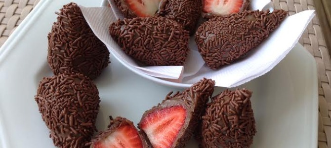 Coxinha de Brigadeiro com recheio de Morango Coxinha de Brigadeiro com recheio de Morango