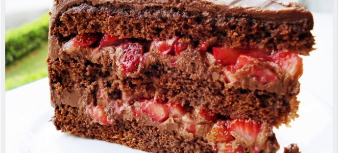 Bolo de chocolate ao leite com morango Bolo de chocolate ao leite com morango