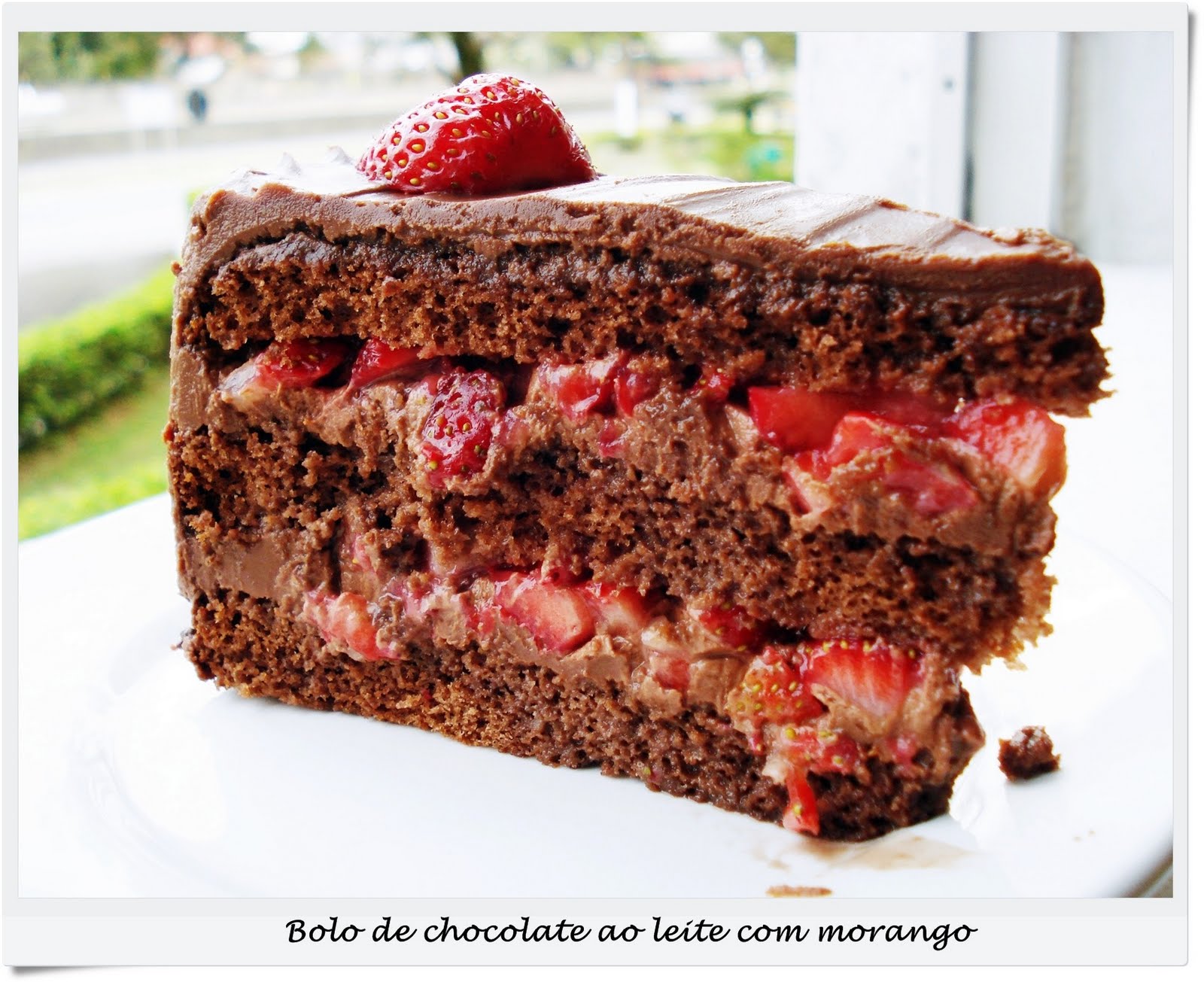 Bolo de chocolate ao leite com morango