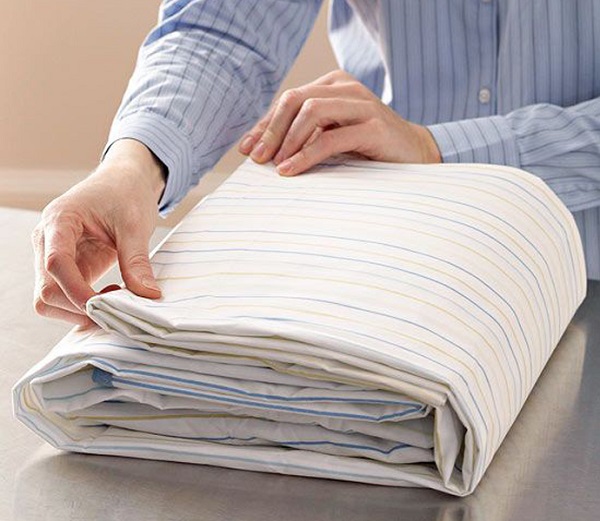 como dobrar roupa de cama pacote