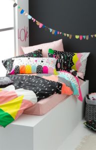 decoracao com almofadas quarto colorido menina