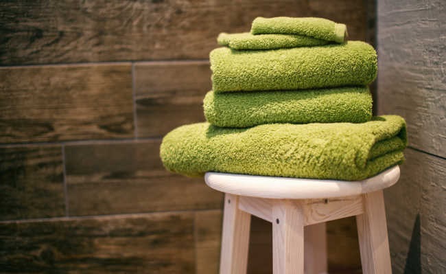Como dobrar as toalhas de banho sem ocupar muito espaço